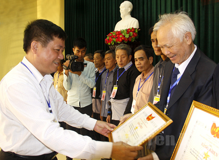 Lãnh đạo Chi cục Dân số - KHHGĐ tỉnh trao bằng khen của Ủy ban MTTQ tỉnh cho đại biểu người uy tín tiêu biểu trong công tác tuyên truyền Dân số - KHHGĐ, chống tảo hôn, hôn nhân cận huyết thống.